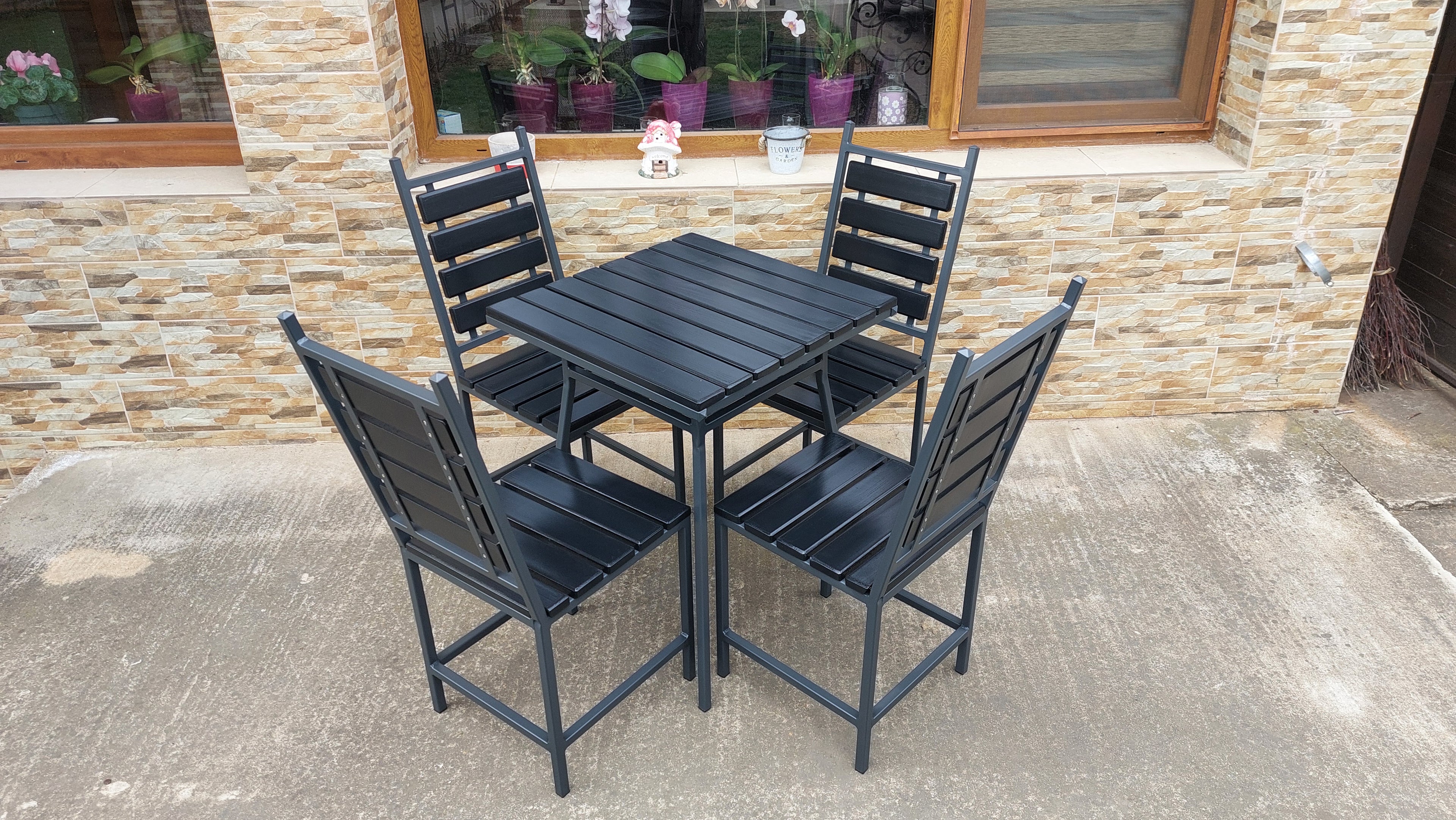 Set terasă masă 600x600mm cu 4 scaune – lemn gri antracit și fier negru mat