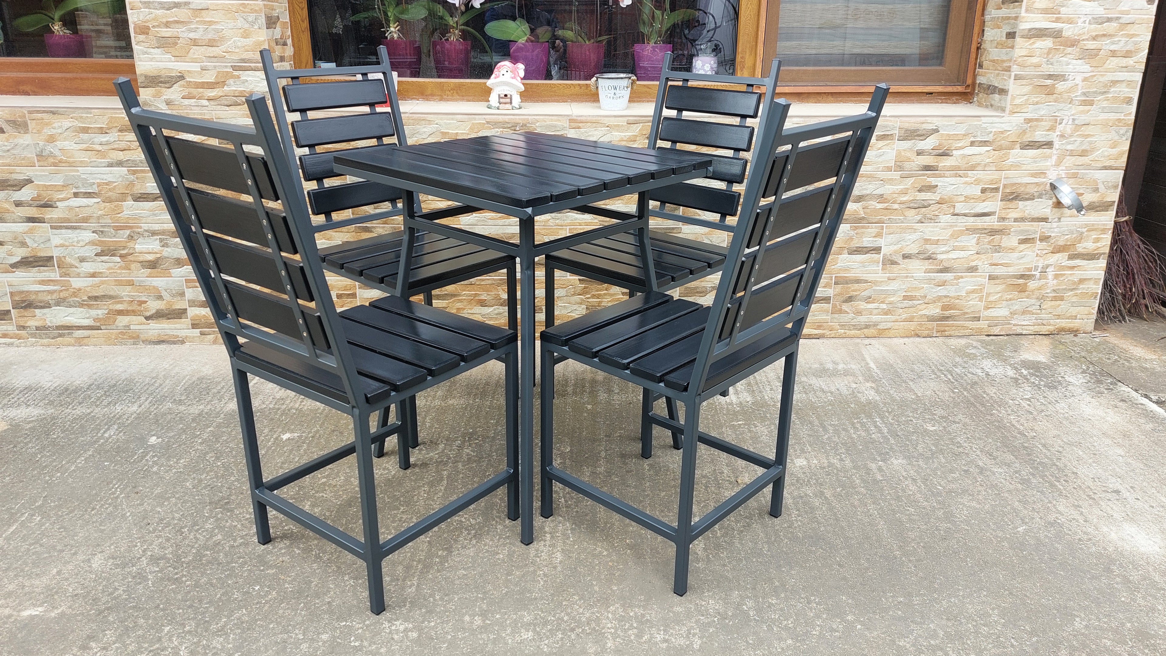 Set terasă masă 600x600mm cu 4 scaune – lemn gri antracit și fier negru mat