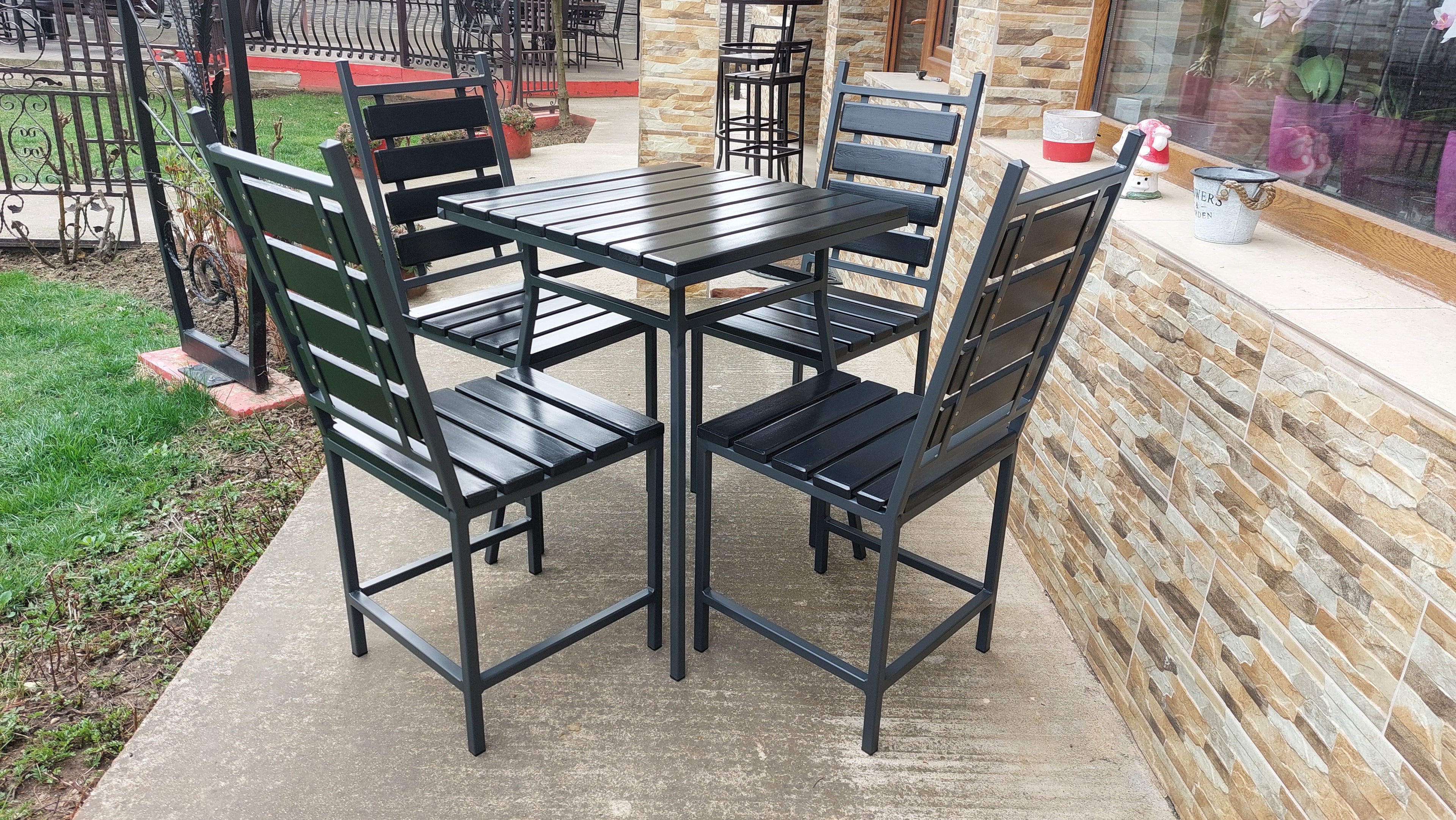 Set terasă masă 600x600mm cu 4 scaune – lemn gri antracit și fier negru mat
