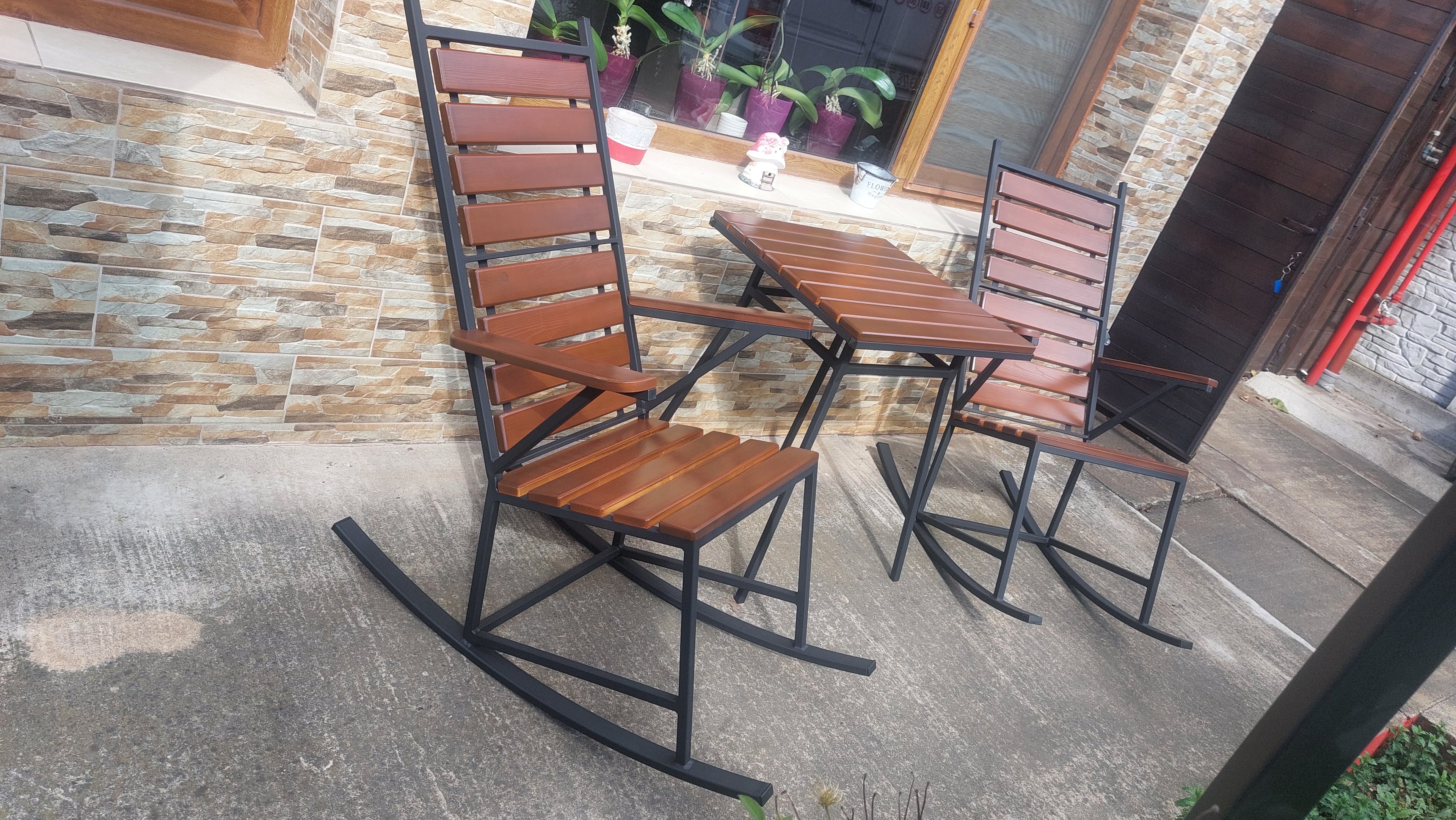 Set 2 balansoare cu spătar înalt + masă 600x600mm – stejar închis și fier negru mat