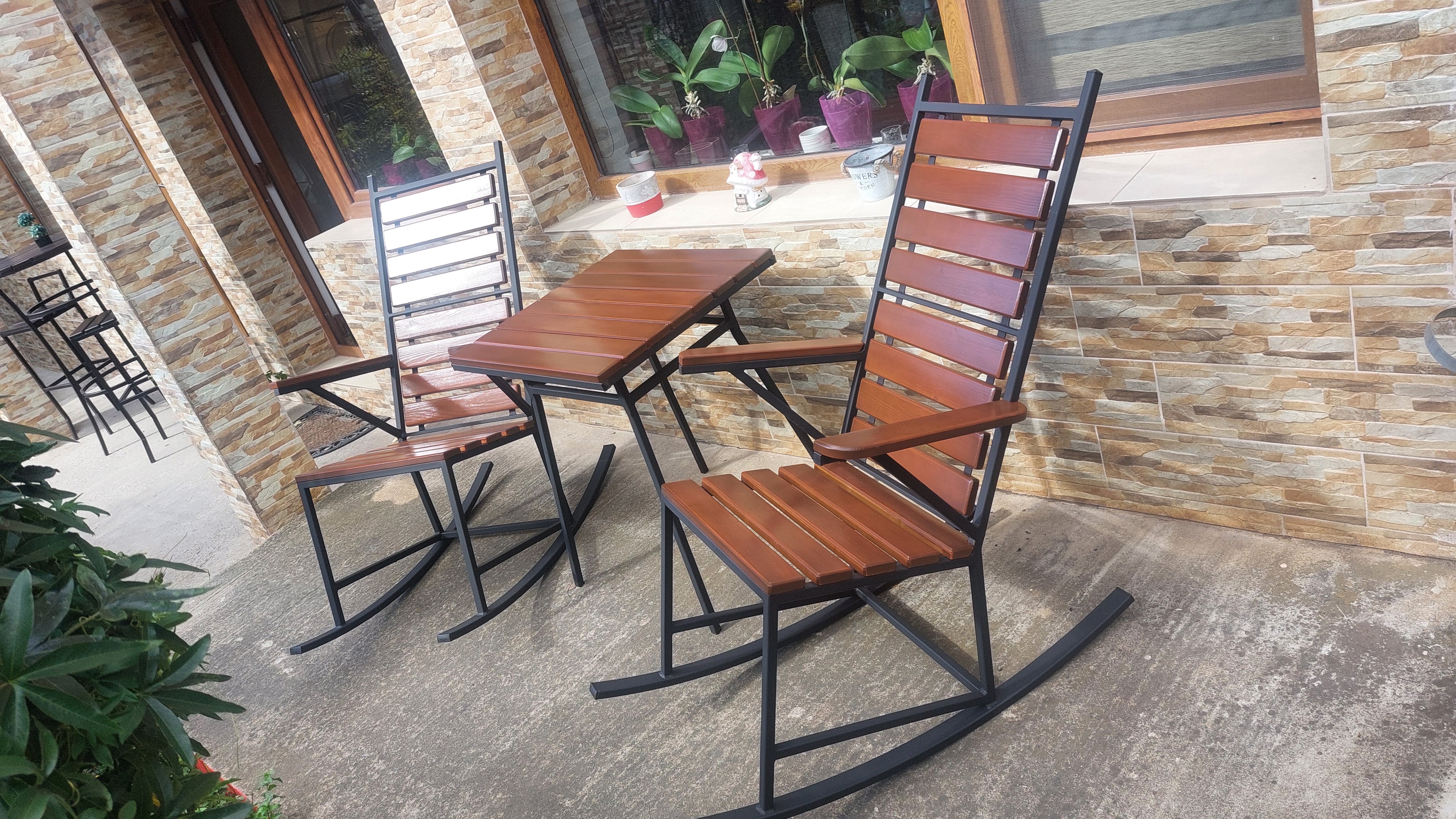 Set 2 balansoare cu spătar înalt + masă 600x600mm – stejar închis și fier negru mat