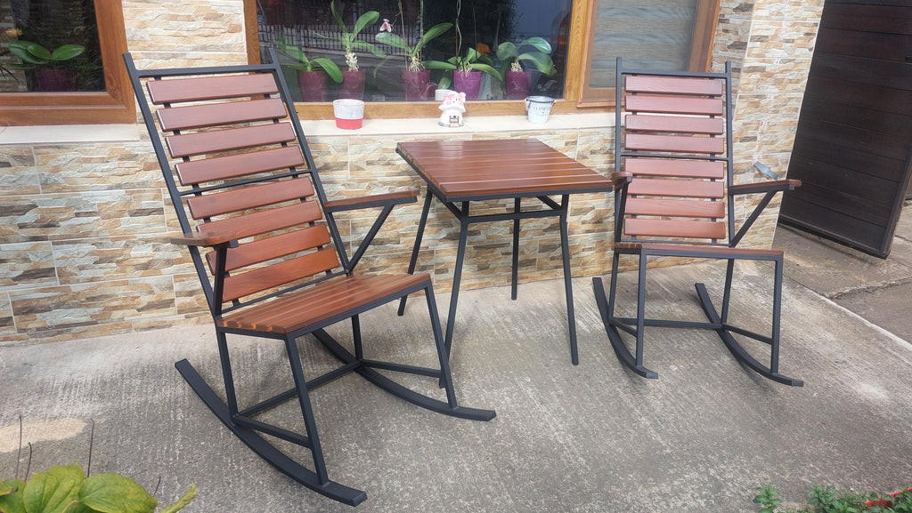 Set 2 balansoare cu spătar înalt + masă 600x600mm – stejar închis și fier negru mat