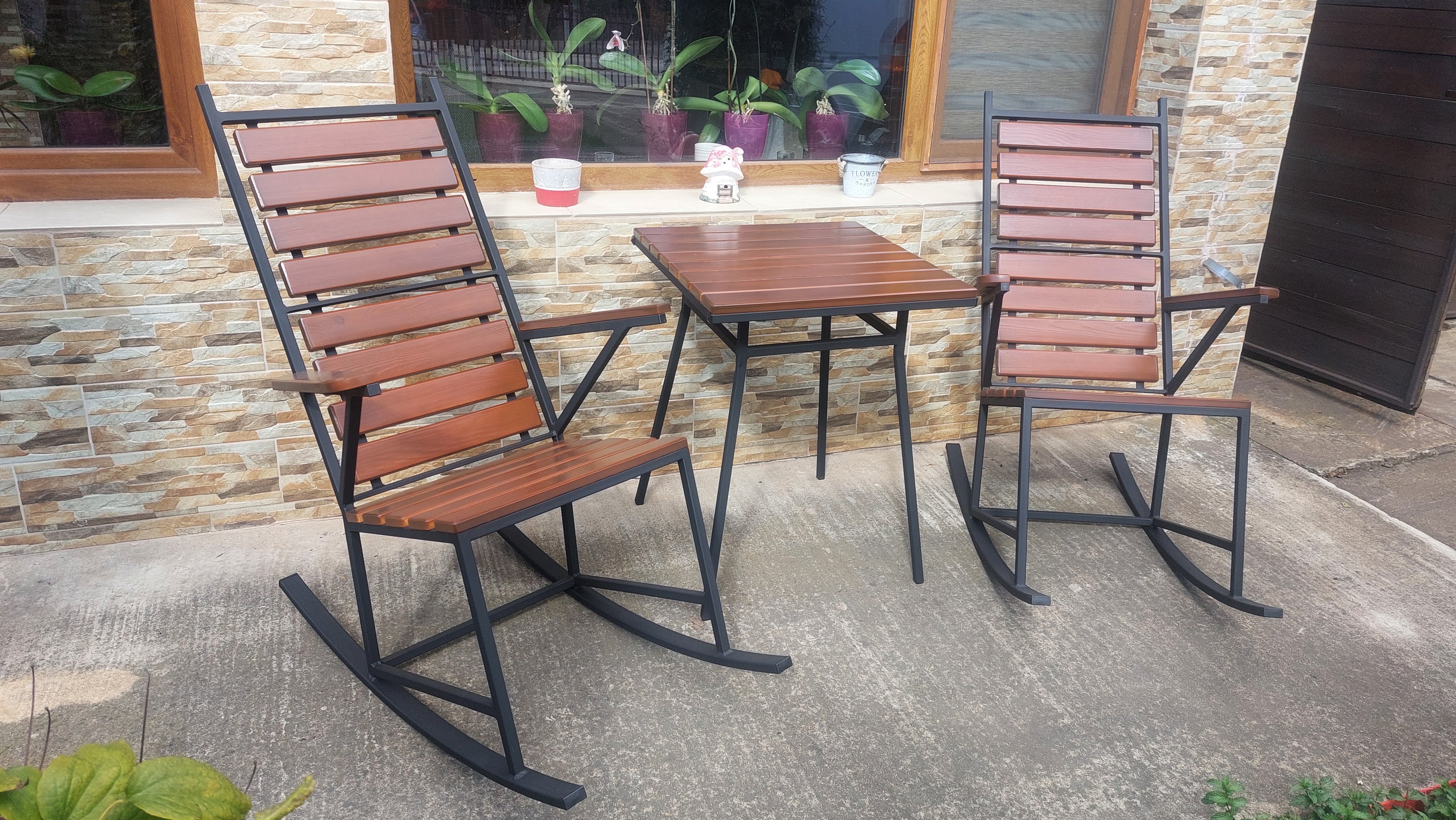 Set 2 balansoare cu spătar înalt + masă 600x600mm – stejar închis și fier negru mat