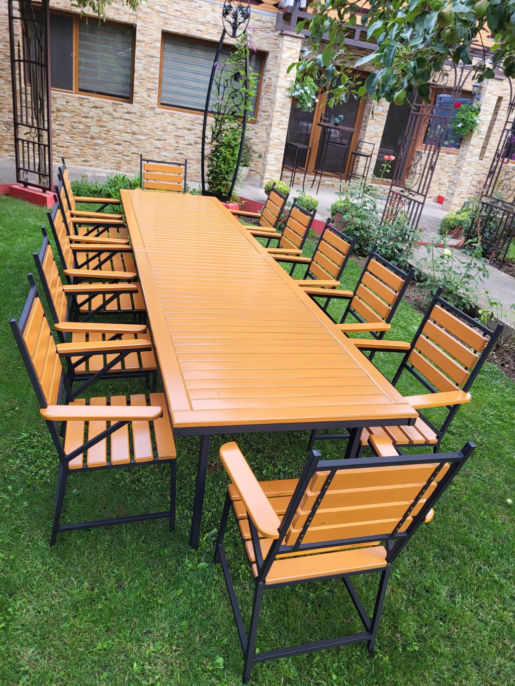 Set masă cu 12 scaune – lemn stejar deschis și fier negru