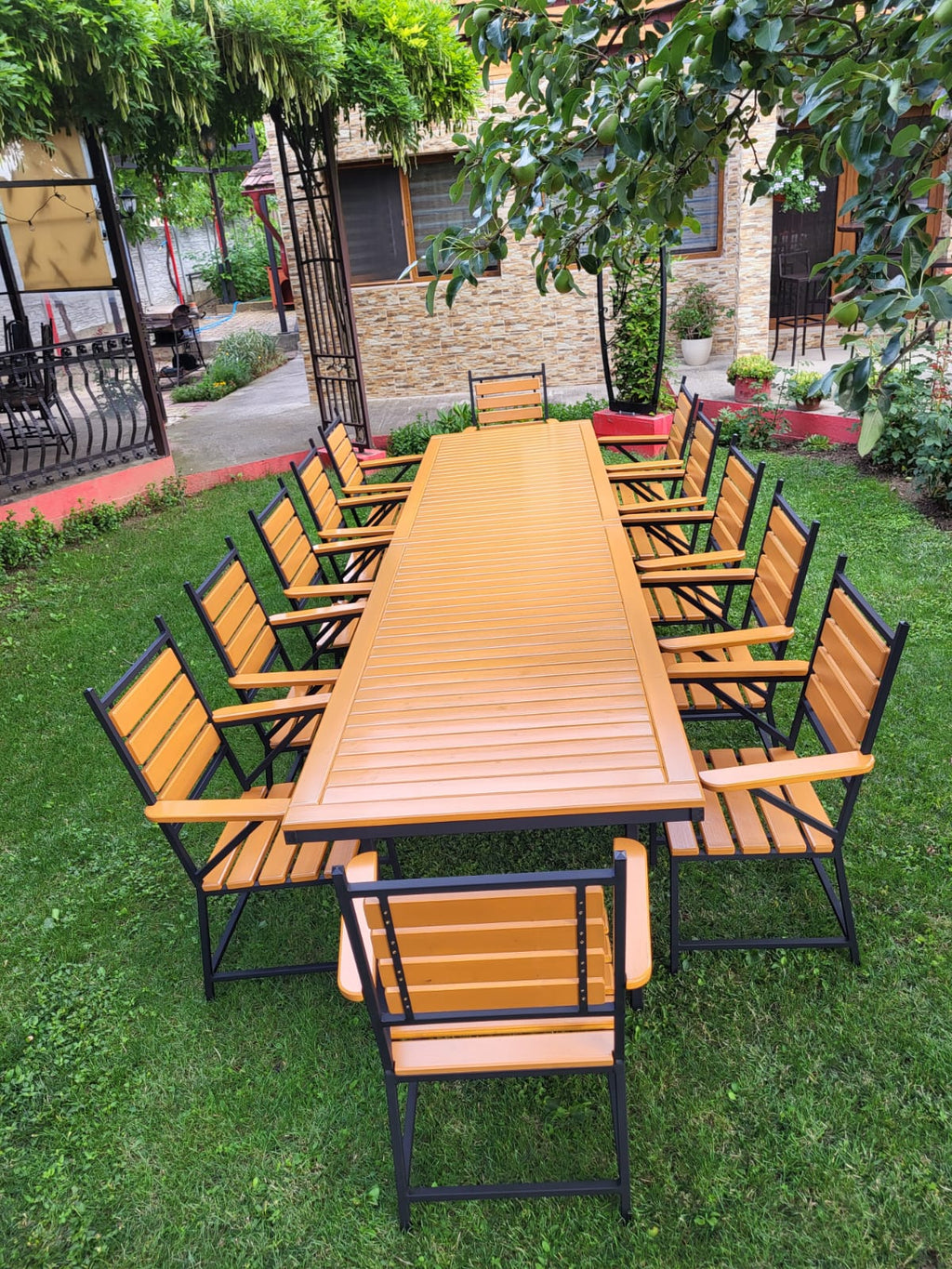 Set masă cu 12 scaune – lemn stejar deschis și fier negru