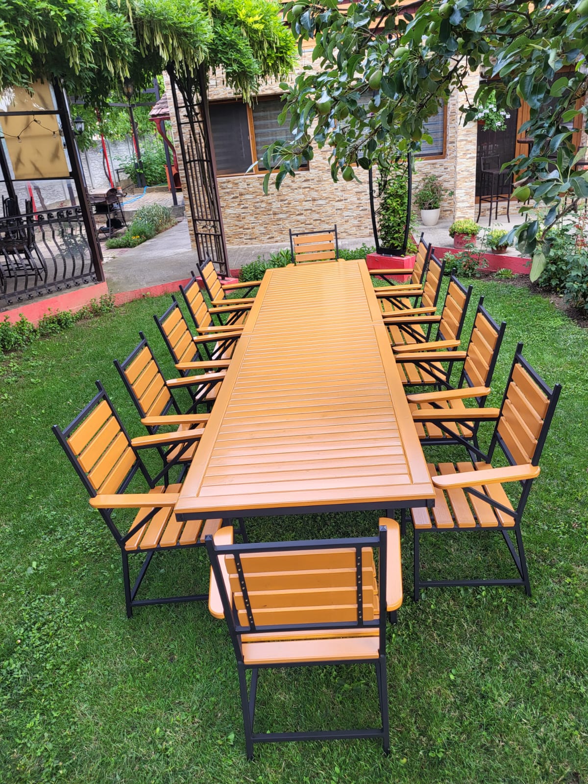 Set masă cu 12 scaune – lemn stejar deschis și fier negru