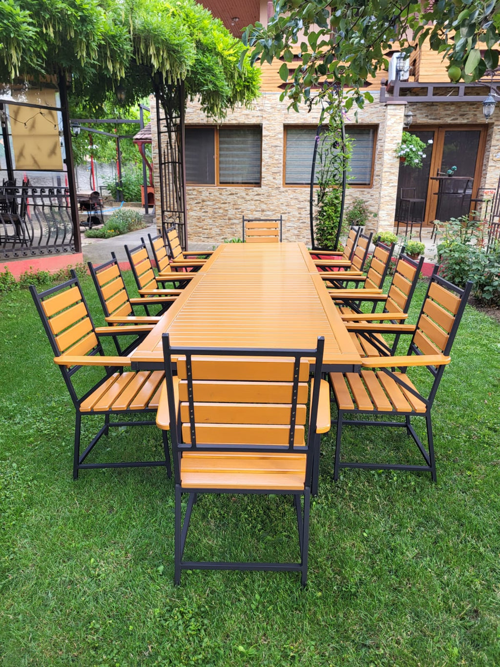 Set masă cu 12 scaune – lemn stejar deschis și fier negru