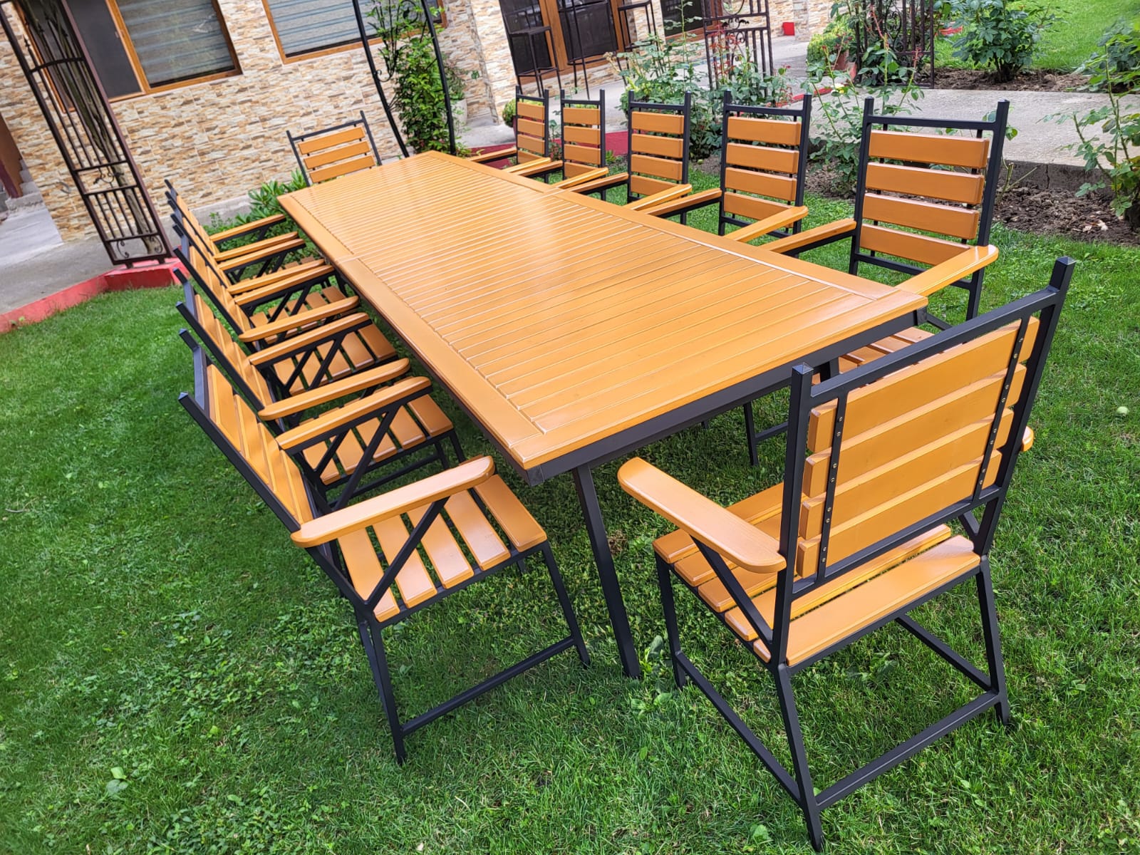 Set masă cu 12 scaune – lemn stejar deschis și fier negru