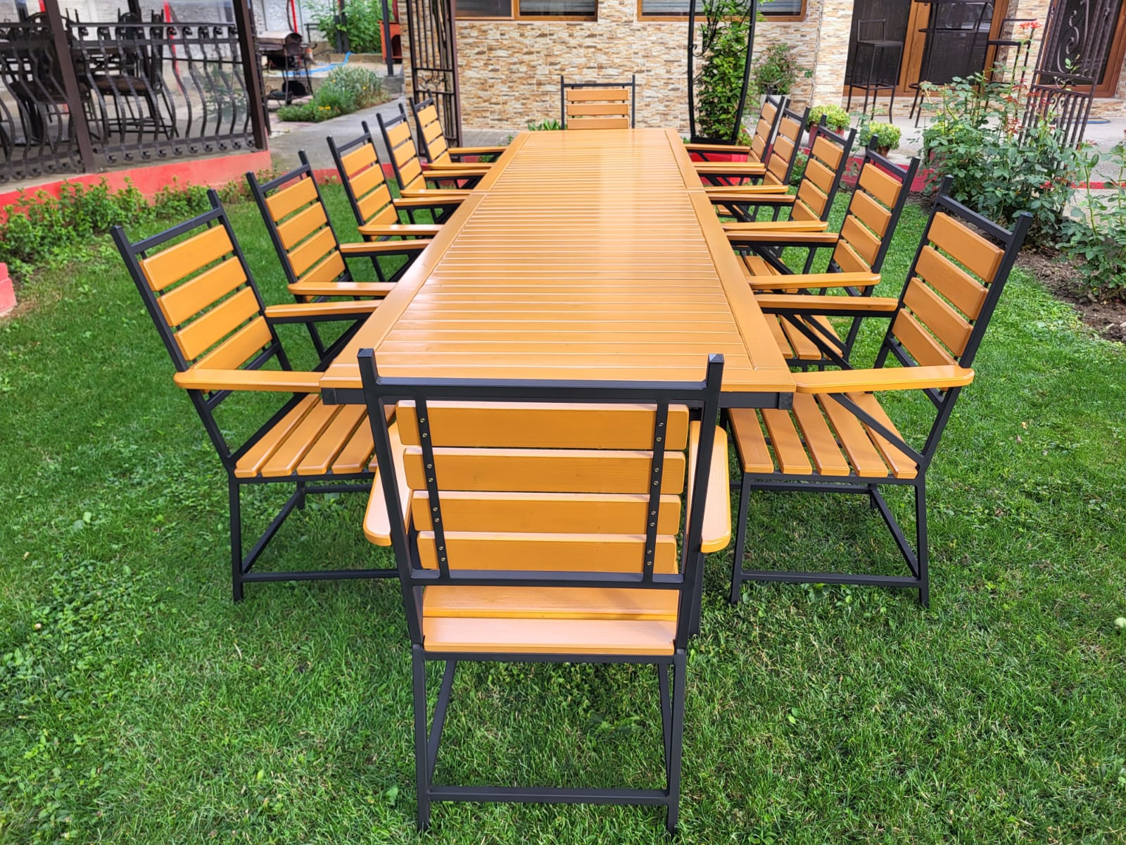 Set masă cu 12 scaune – lemn stejar deschis și fier negru