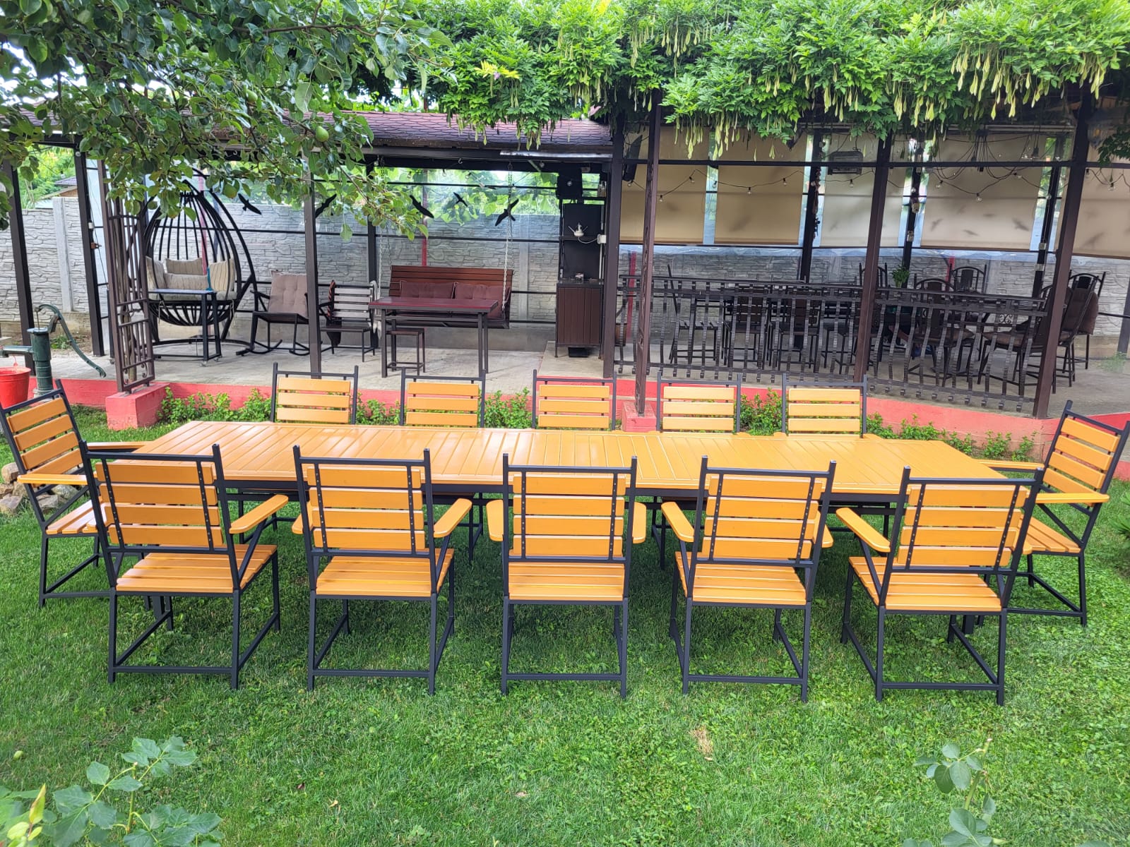 Set masă cu 12 scaune – lemn stejar deschis și fier negru