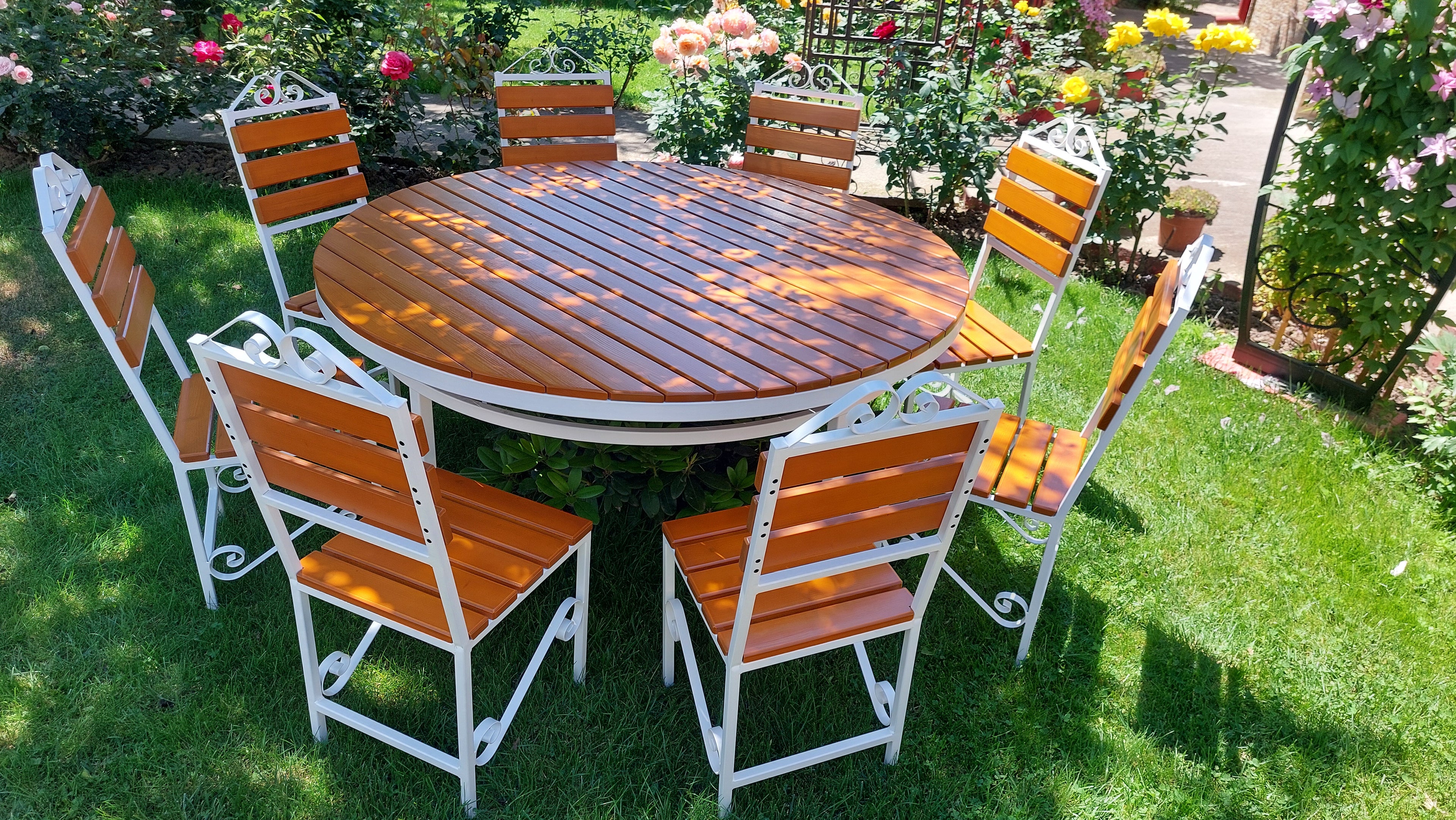 Set masă rotundă terasă Ø1600mm – scanduri nuanță teak, cadru fier alb, 8 scaune