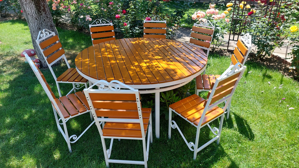 Set masă rotundă terasă Ø1600mm – scanduri nuanță teak, cadru fier alb, 8 scaune