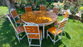 Set masă rotundă terasă Ø1600mm – scanduri nuanță teak, cadru fier alb, 8 scaune