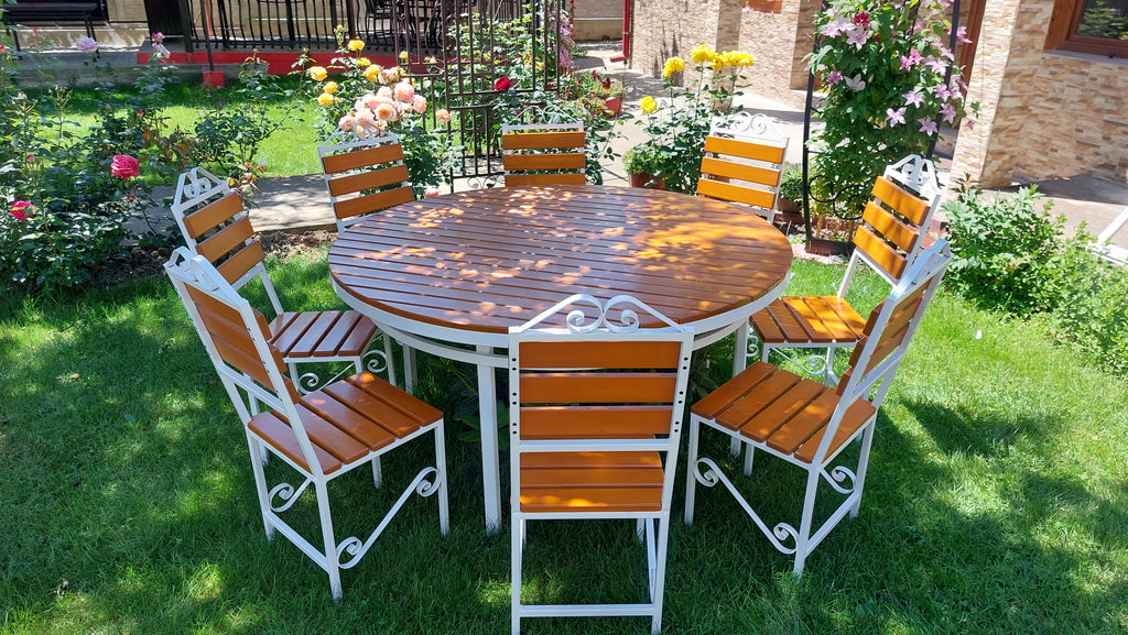 Set masă rotundă terasă Ø1600mm – scanduri nuanță teak, cadru fier alb, 8 scaune