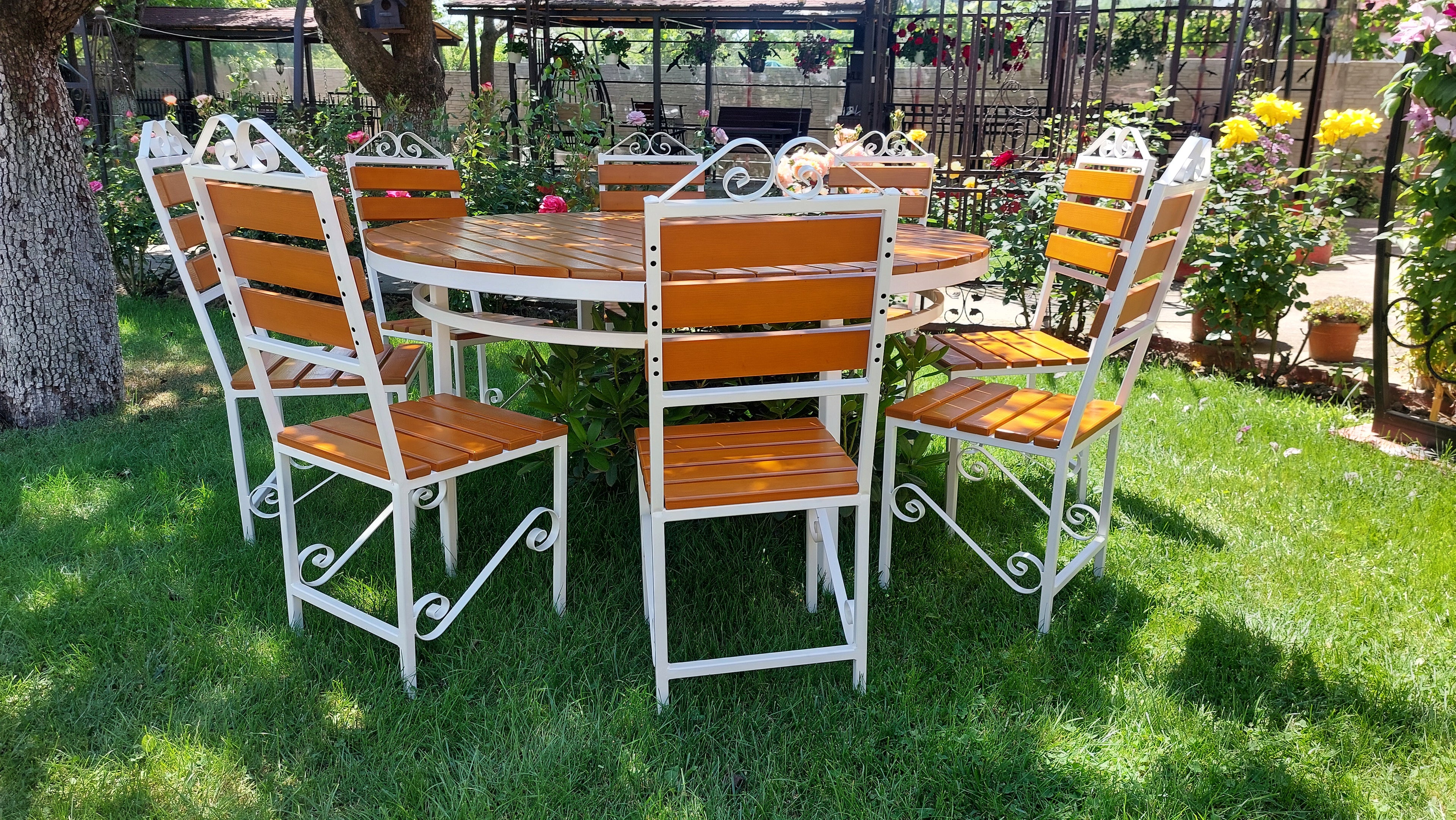 Set masă rotundă terasă Ø1600mm – scanduri nuanță teak, cadru fier alb, 8 scaune