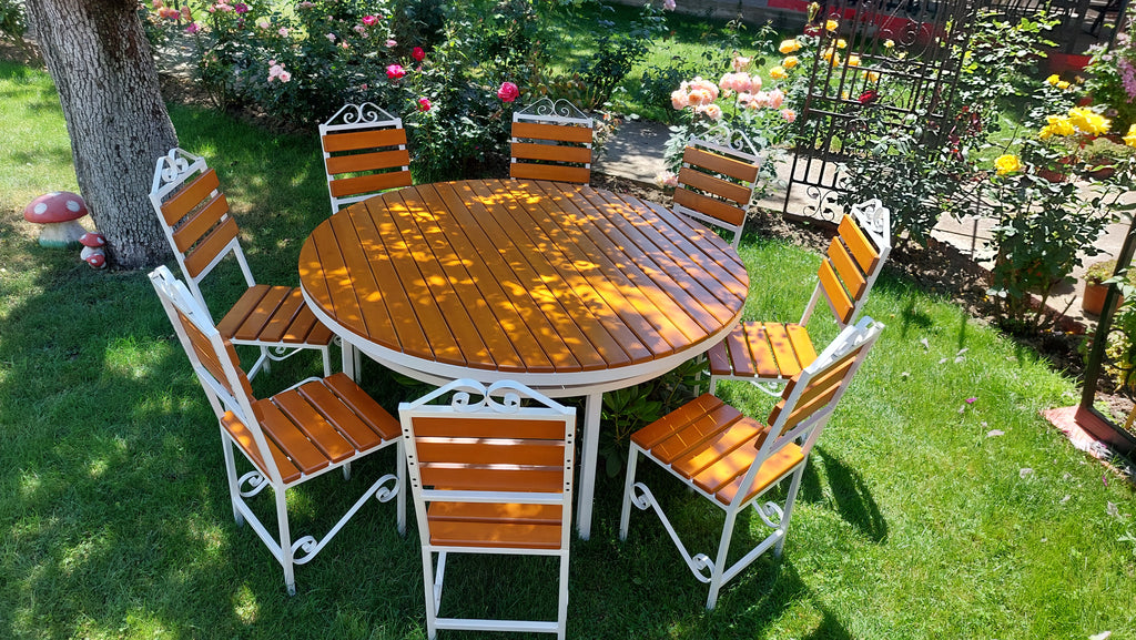 Set masă rotundă terasă Ø1600mm – scanduri nuanță teak, cadru fier alb, 8 scaune