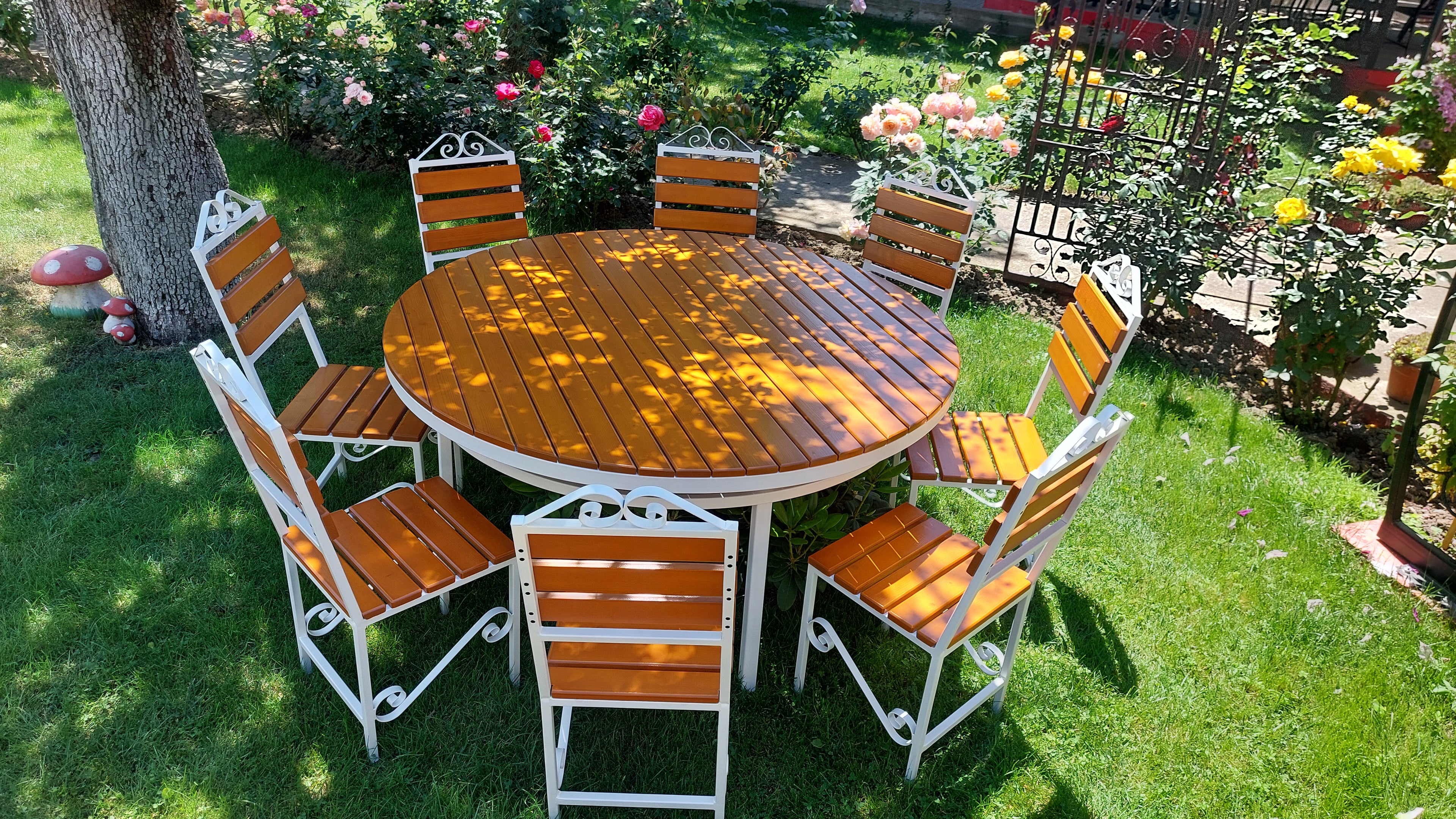 Set masă rotundă terasă Ø1600mm – scanduri nuanță teak, cadru fier alb, 8 scaune