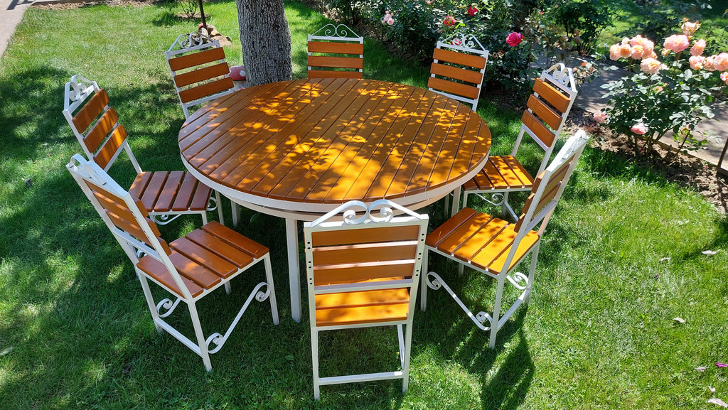 Set masă rotundă terasă Ø1600mm – scanduri nuanță teak, cadru fier alb, 8 scaune
