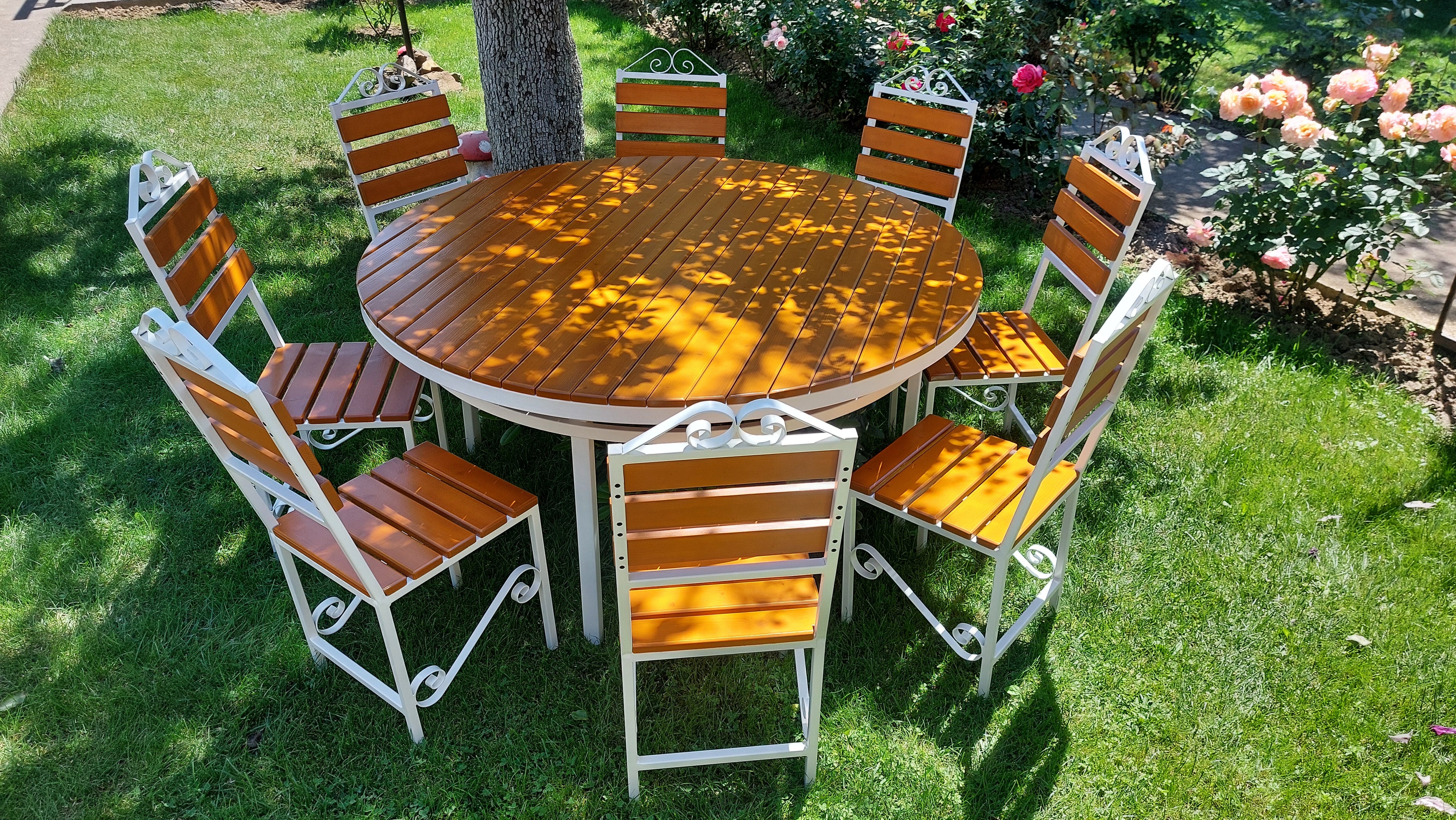 Set masă rotundă terasă Ø1600mm – scanduri nuanță teak, cadru fier alb, 8 scaune