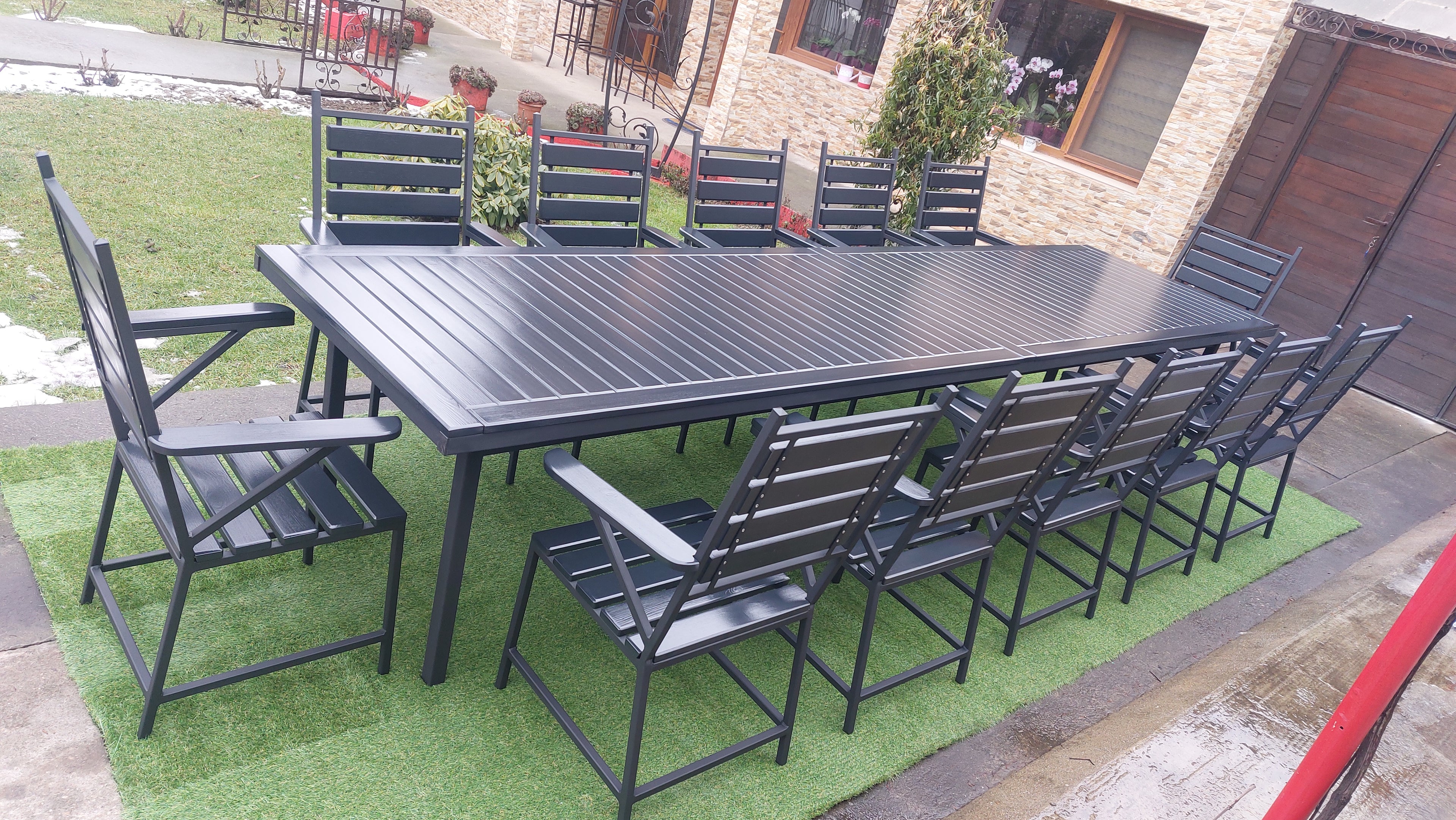 Set masă terasă 4000x1000mm – scanduri gri antracit, cadru fier negru, 12 scaune cu cotiere