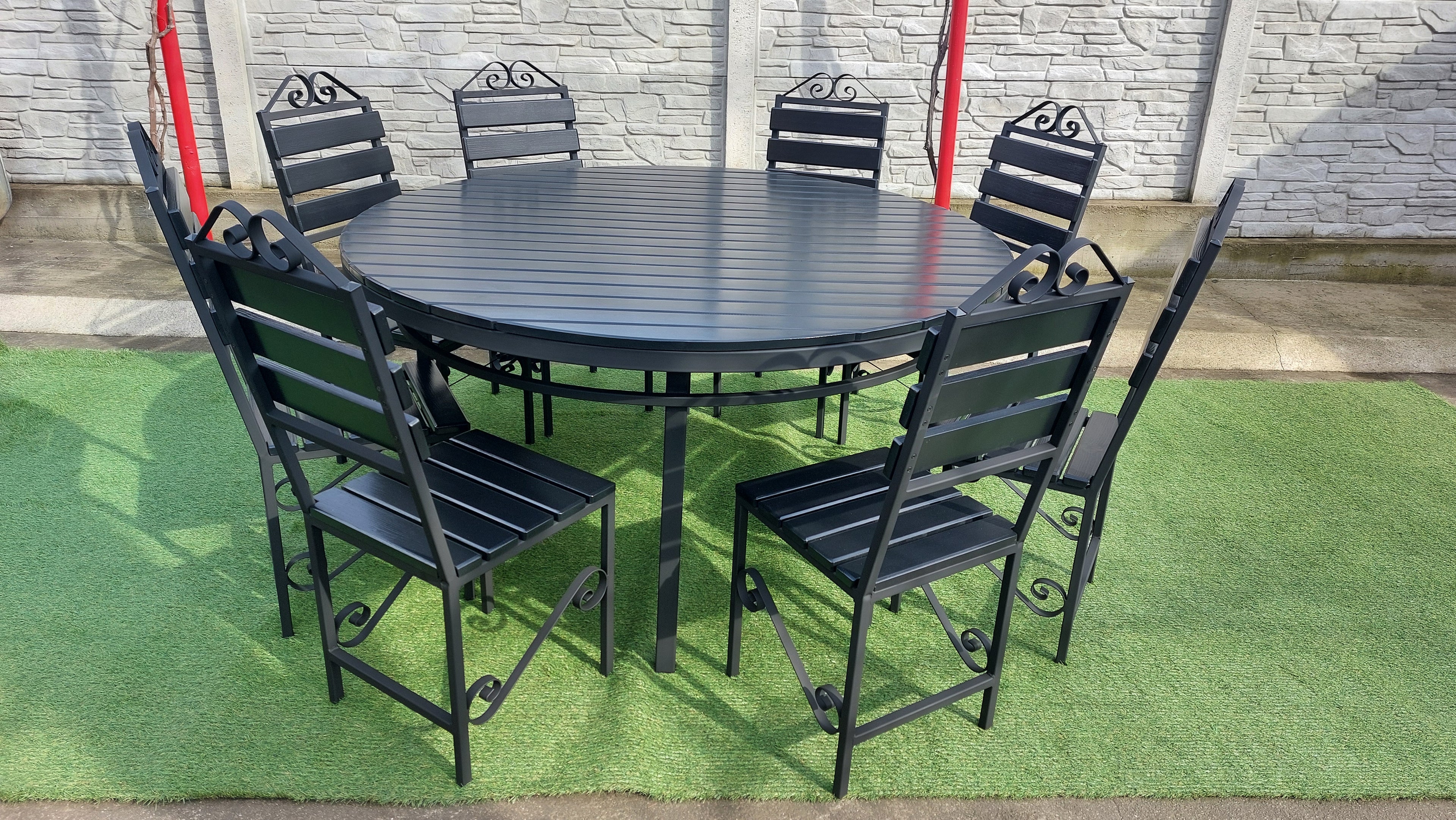 Set masă rotundă terasă Ø1600mm – scanduri gri antracit, cadru fier negru, 8 scaune