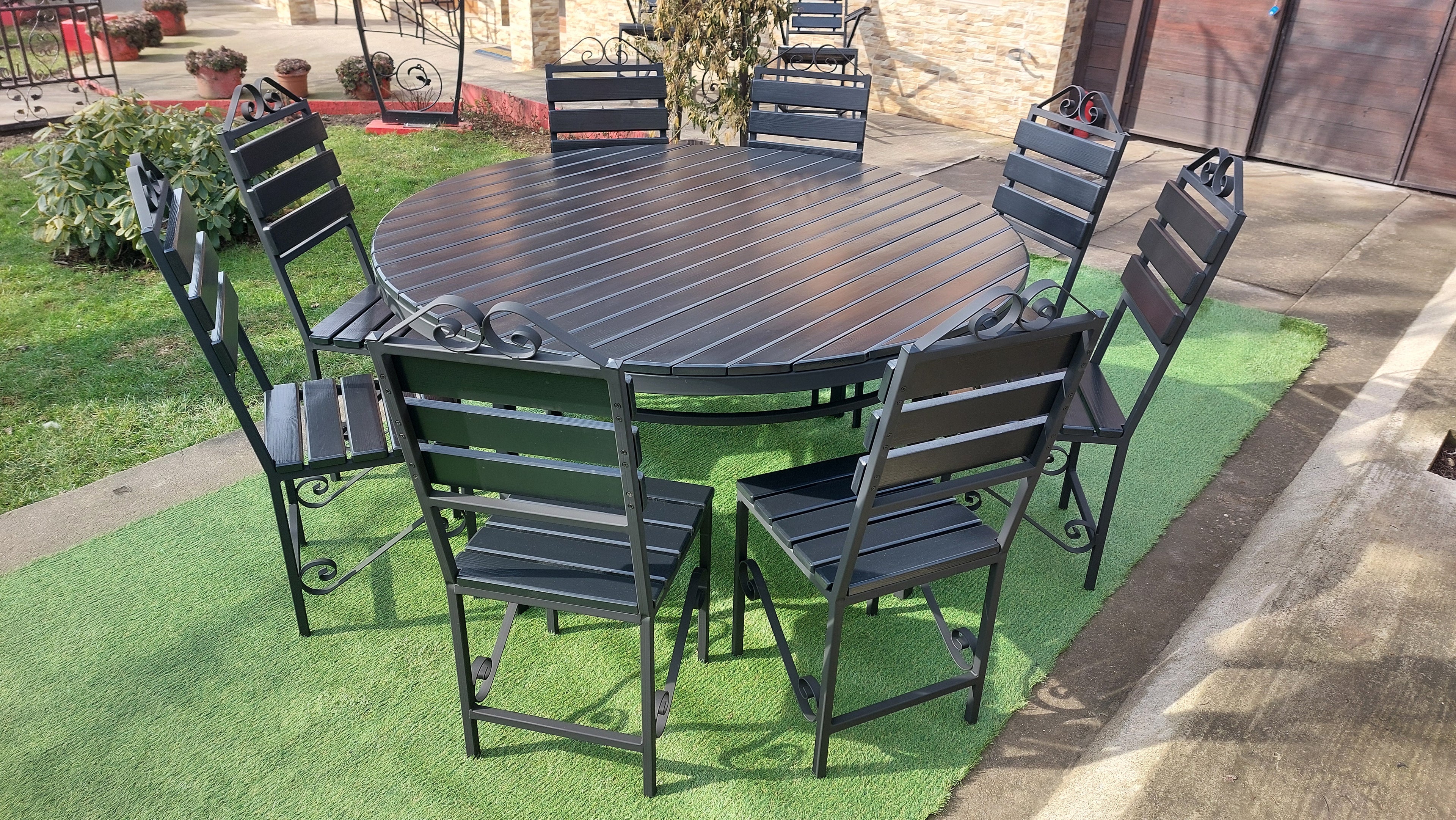 Set masă rotundă terasă Ø1600mm – scanduri gri antracit, cadru fier negru, 8 scaune