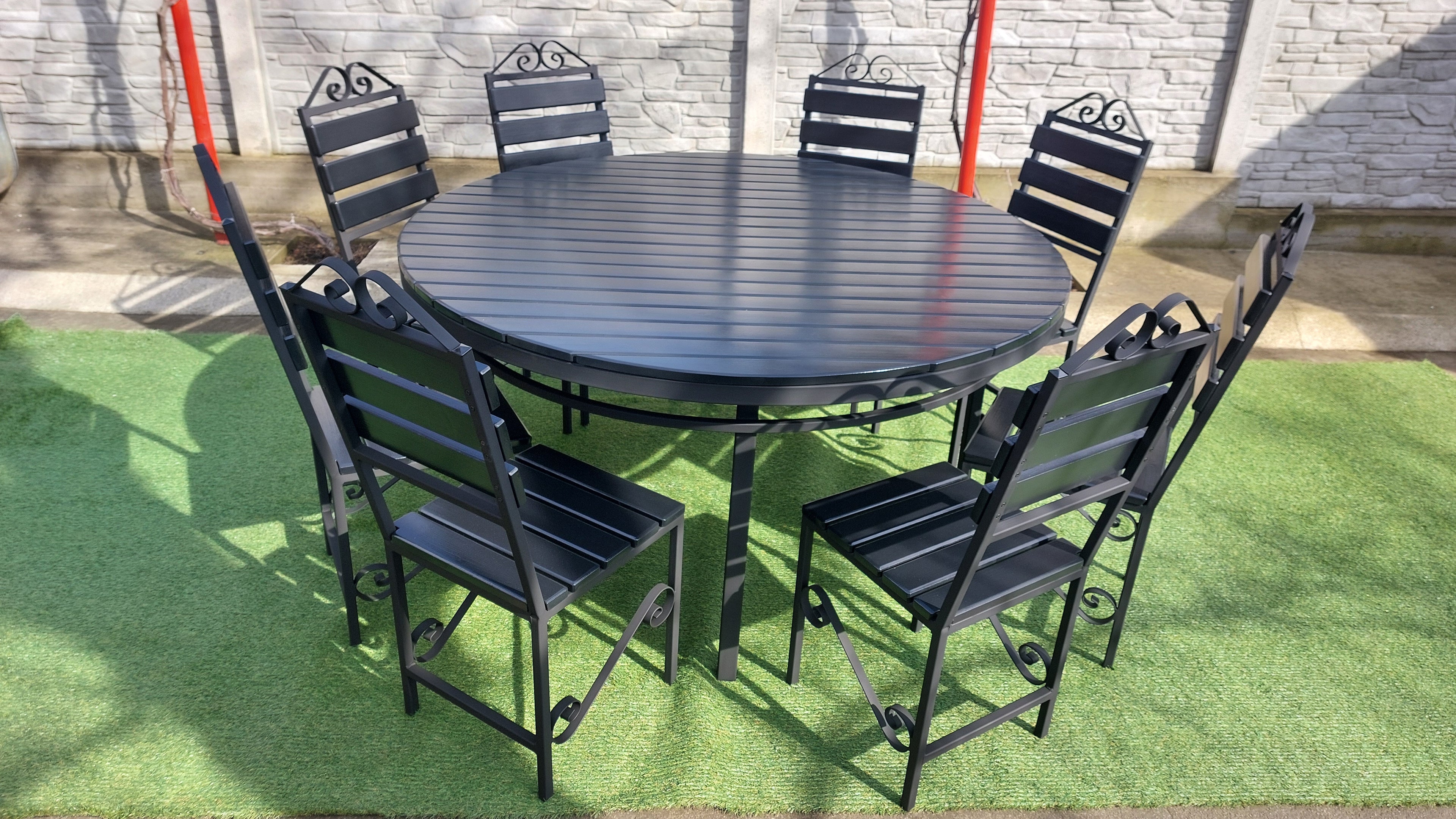 Set masă rotundă terasă Ø1600mm – scanduri gri antracit, cadru fier negru, 8 scaune