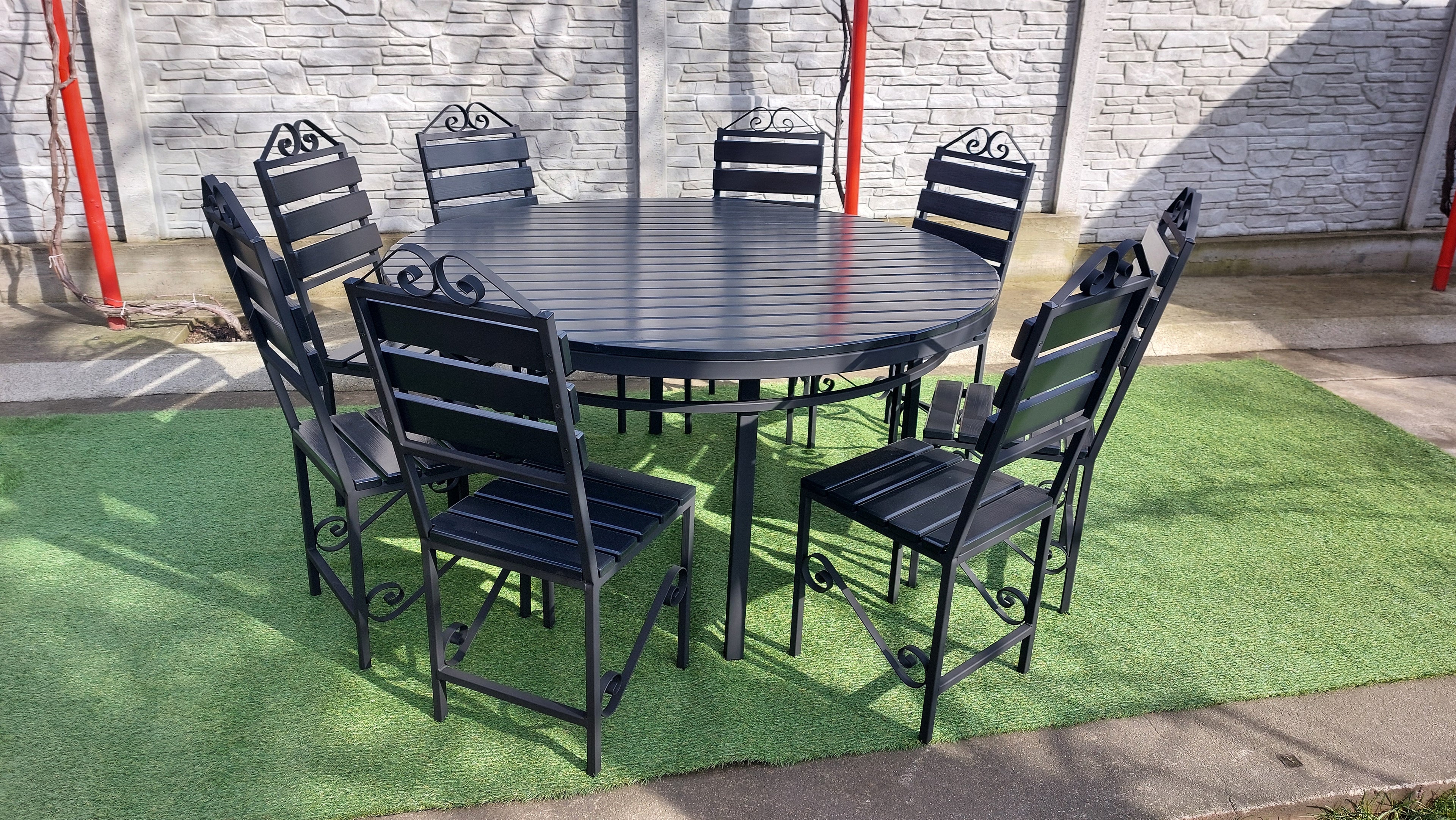 Set masă rotundă terasă Ø1600mm – scanduri gri antracit, cadru fier negru, 8 scaune